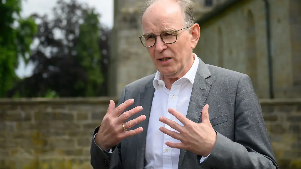 Fuehlen-sich-Landwirte-von-den-Fragen-rund-um-Haltungsformen-und-Tierwohl-ueberfordert-Das-meint-Hannovers-Landesbischof-Ralf-Meister