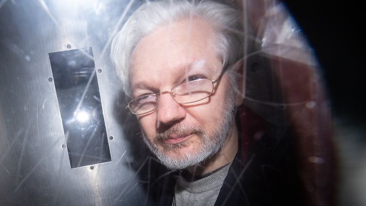 Assange nach einer Gerichtsanhörung im Jahr 2020.