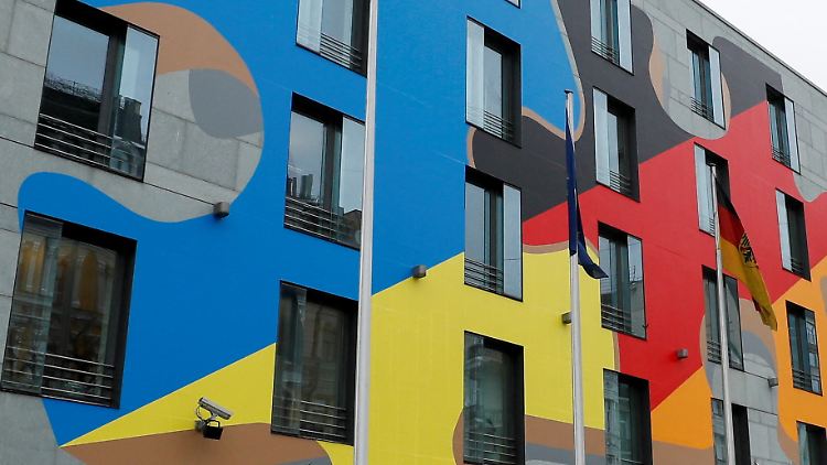 Die deutsche Botschaft in Kiew feiert auf ihrer Fassade die deutsch-ukrainische Freundschaft.