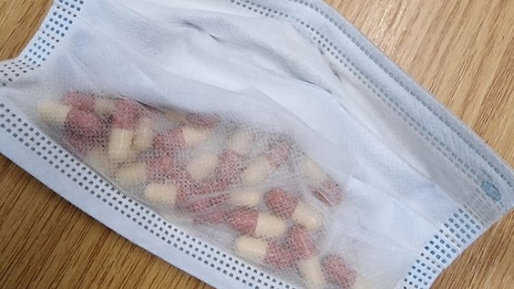 Schutzmaske als Drogenversteck - der Trick fällt Kölner Polizisten erst bei genauerem Hinsehen auf.