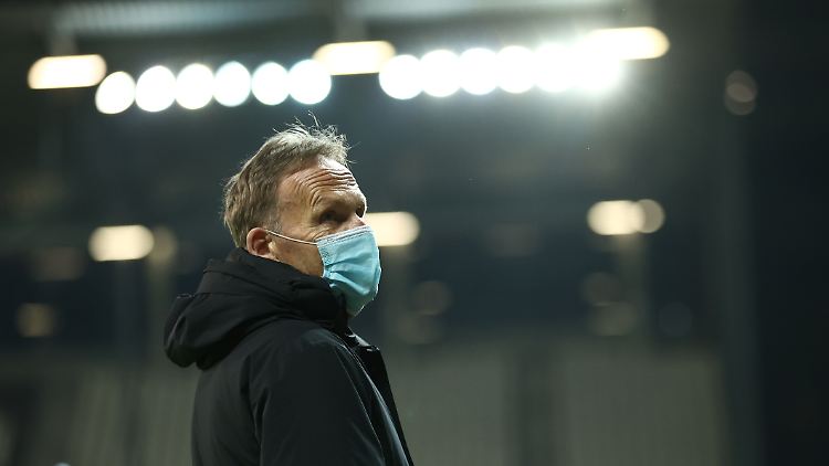 Hans-Joachim Watzke blickt sorgenvoll ins leere Rund.