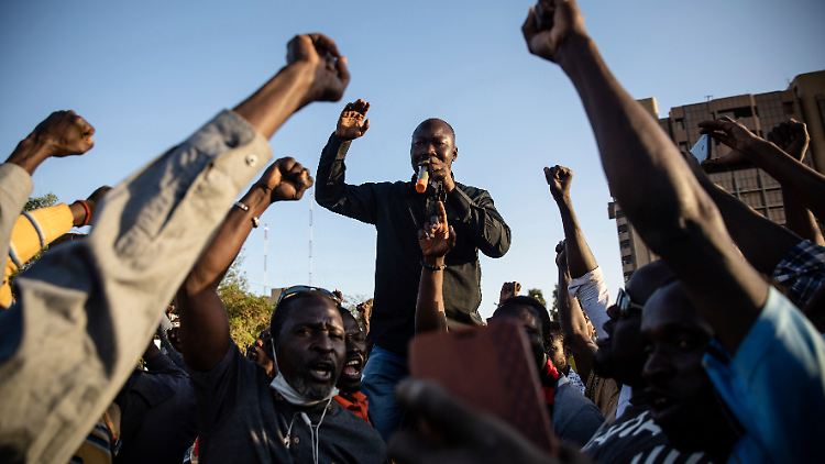Mamadou Drabo, Anführer der Bewegung "Rettet Burkina Faso", verkündet, dass Oberstleutnant Damiba die Führung des Landes übernommen hat. 
