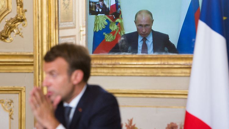 Hat einen Plan für die Ukraine: Frankreichs Präsident Macron in einem Video-Meeting mit Putin. 