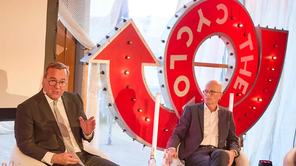 Verteidigungsminister-Pistorius-und-Hamburgs-Regierungschef-Tschentscher