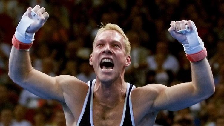 Csollany bejubelt seinen Erfolg bei den Olympischen Spielen 2000. 