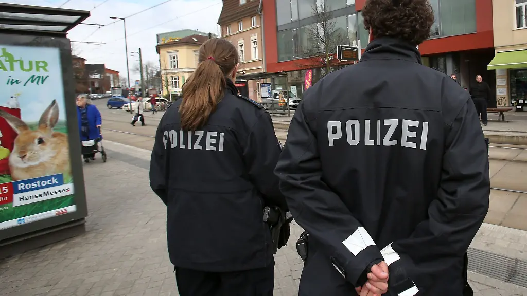 Der-Doberaner-Platz-in-Rostock-ist-ein-Verkehrsknotenpunkt-und-gilt-auch-als-Problemplatz-Jetzt-wird-ueber-ein-Alkoholverbot-dort-nachgedacht