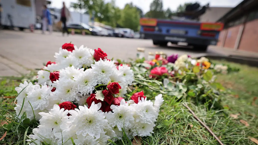 An-der-Unfallstelle-liegen-Blumen-fuer-den-toedlich-verunglueckten-Radfahrer