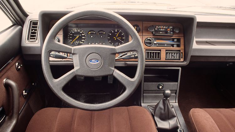 Die Geometrie der Armatur im Ford Granada war für die 1970er sehr modern. Mit den Holzeinlagen sollte dann noch etwas Oberklasse-Flair versprüht werden.