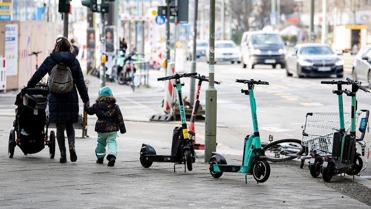 Die kurze Lebensdauer und die nicht gerade pflegliche Behandlung sorgen für keine gute Umweltbilanz der E-Scooter.