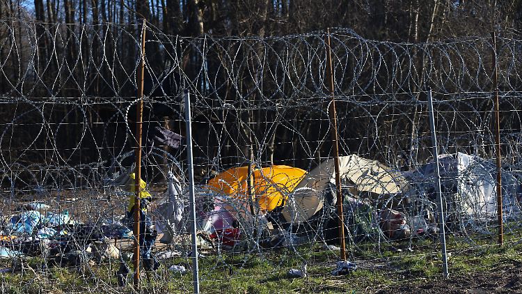 Bisher steht an der polnisch-belarussischen Grenze ein Grenzzaun mit Stacheldraht. Bis Juni soll eine 5,5 Meter hohe Grenzanlage entstehen.
