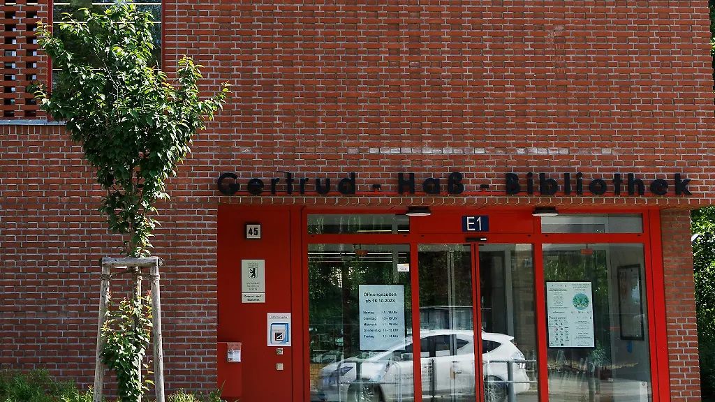 Nach-einem-Angriff-auf-Wirtschaftssenatorin-Giffey-hier-in-der-Gertrud-Hass-Bibliothek-in-Rudow-kommt-es-nun-zum-Prozess