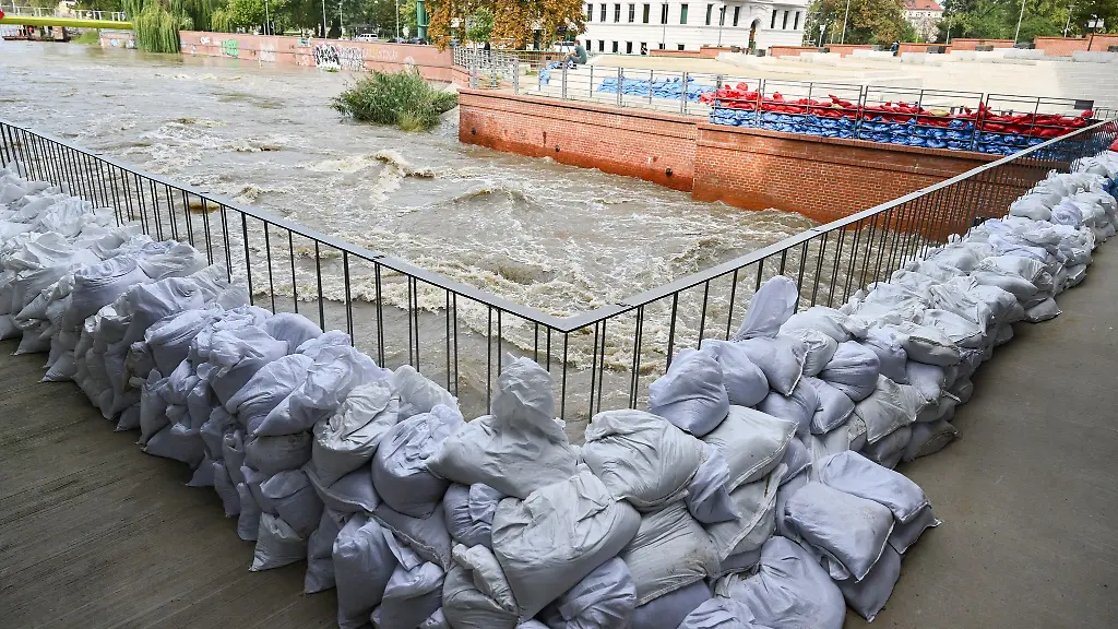 Die-Stadt-Dresden-und-das-Land-Sachsen-unterstuetzen-die-Region-Breslau-im-Kampf-gegen-das-Hochwasser-und-seine-Folgen
