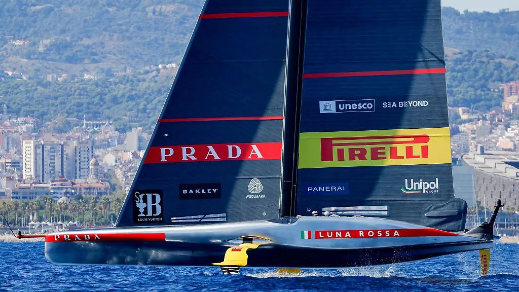 Segelt-um-die-Teilnahme-am-37-America-s-Cup-das-AC75-Boot-des-italienischen-Luna-Rosa-Prada-Pirelli-Teams