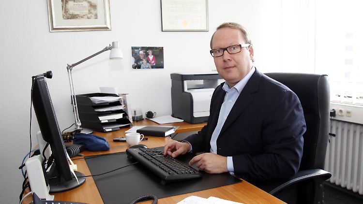 Max Otte fühlt sich geehrt und will das Angebot der AfD annehmen.