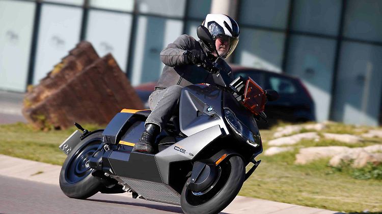 Im Vergleich zu seinen benzingetriebenen Kollegen mit 125er-Treibsatz, ist der BMW CE 04 dramatisch Leistungsüberlegen. 