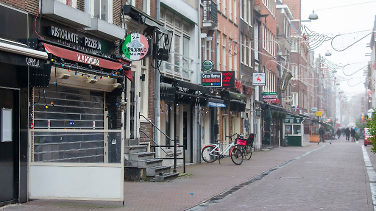 Seit Wochen geschlossen: Wie hier in Amsterdam konnten die Niederländer zuletzt nicht ins Restaurant.