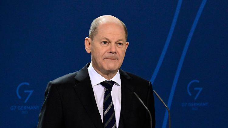 Selbst die zeitweilig hohe Zustimmung zu Scholz‘ allgemeiner Impfpflicht bröckelt, und der Kanzler schaut nur zu.