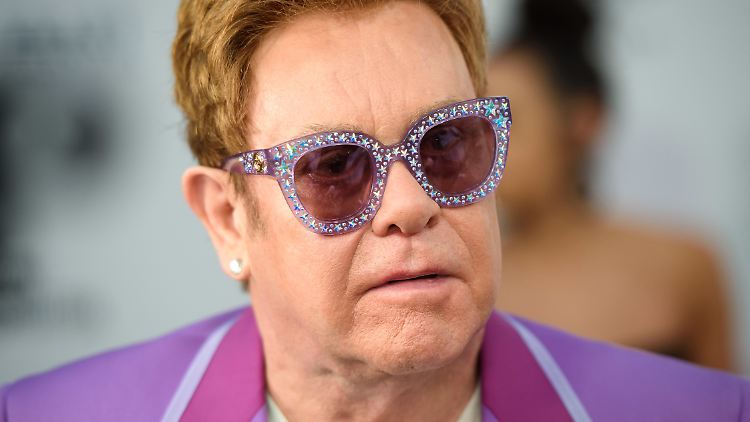 Auch Elton John hat sich mit Corona infiziert.