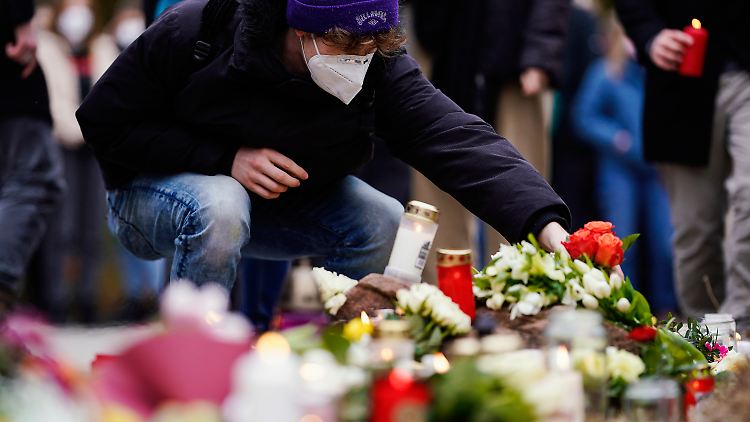 Zahlreiche Menschen legten Blumen nieder.