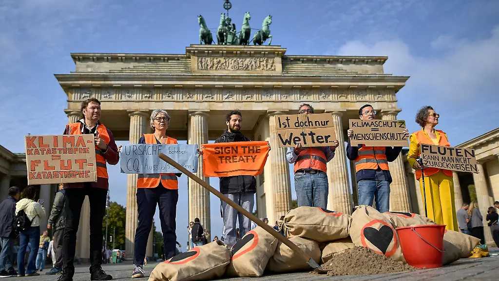 Klimaaktivisten-der-Letzten-Generation-haben-mit-Sandsaecken-vor-dem-Brandenburger-Tor-in-Berlin-demonstriert