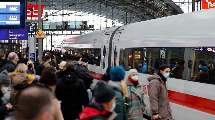 Derzeit fahren nur halb so viele Menschen wie vor der Corona-Pandemie mit den ICE- und Intercity-Zügen.