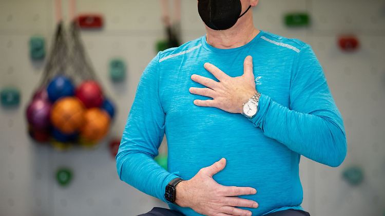 Ein Long-Covid-Patient macht ein Atemtraining in einer Reha-Klinik.