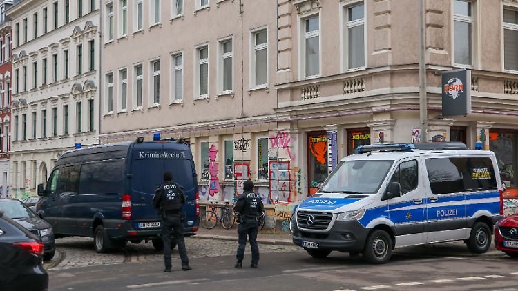 Bei der Razzia gehe es unter anderem um Sachbeschädigung, sagte ein Sprecher.