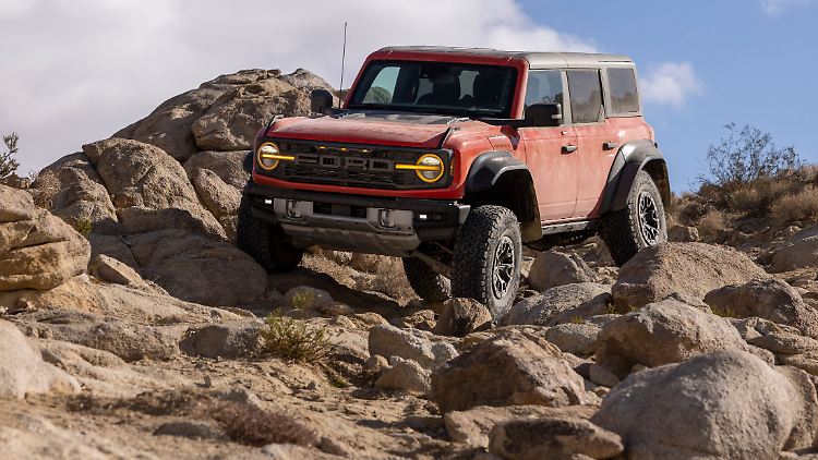 Ein neues Fahrwerk und eine von Rennfahrzeuge abgeleitete Radaufhängung befähigen den Ford Bronco Raptor zu außergewöhnlichen Offroad-Leistungen.