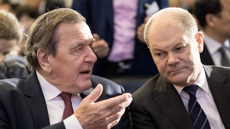 Kennen sich gut, sind aber keine Vertrauten: Schröder und Scholz im Jahr 2016.