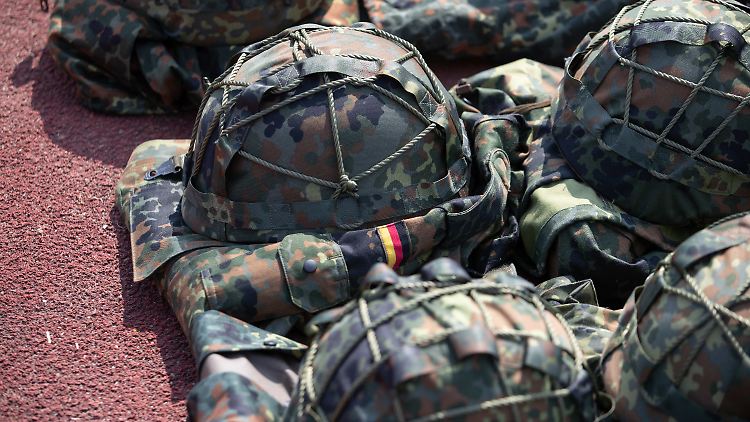 "Wir stehen an Eurer Seite", sagt Verteidigungsministerin Lambrecht und verspricht Kiew 5000 Helme.