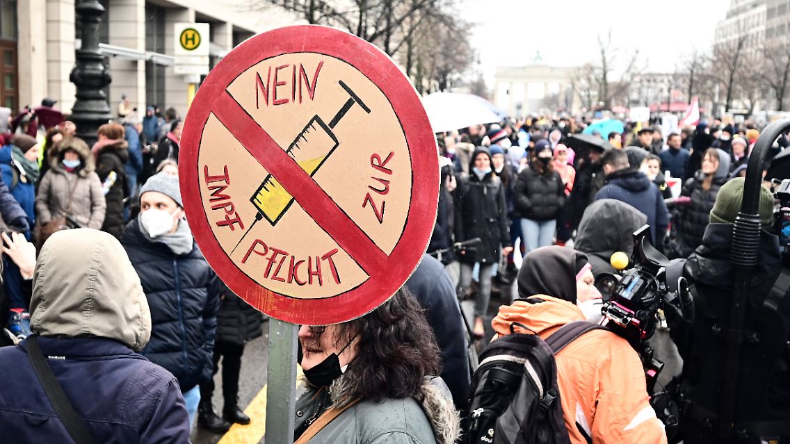 Teilnehmer bei einer Demo gegen die aktuellen Corona-Maßnahmen und gegen eine geplante Corona-Impfpflicht in Berlin.