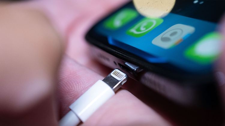 Ein Lightning-Ladestecker wird in ein Apple iPhone gesteckt. Nach dem Willen der EU-Länder soll es mit USB-C schon bald einheitliche Ladegeräte für Handys und andere Elektrogeräte geben.