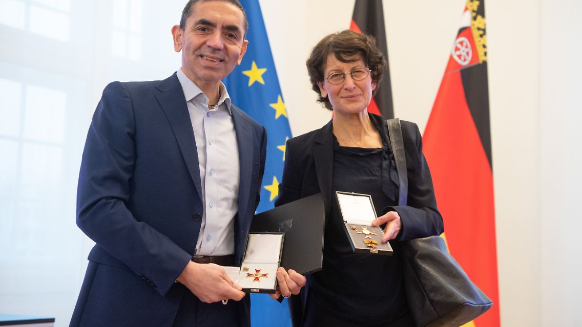 Die Biontech Gründer Ugur Sahin und Özlem Türeci bei der Verleihung des Verdienstordens des Landes Rheinland-Pfalz in der Staatskanzlei in Mainz.