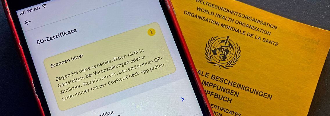 Mit dem Impfpass kann man sich in der Apotheke ein digitales Zertifikat ausstellen lassen.