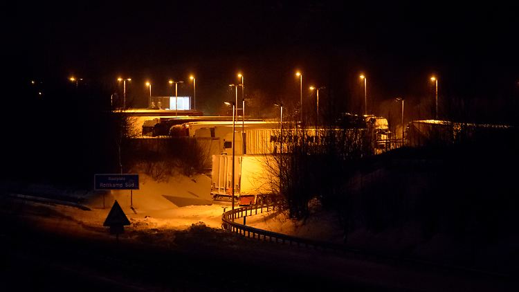 Meist kommen die Diebe in der Nacht, um die Lkw um ihren Diesel zu erleichtern.