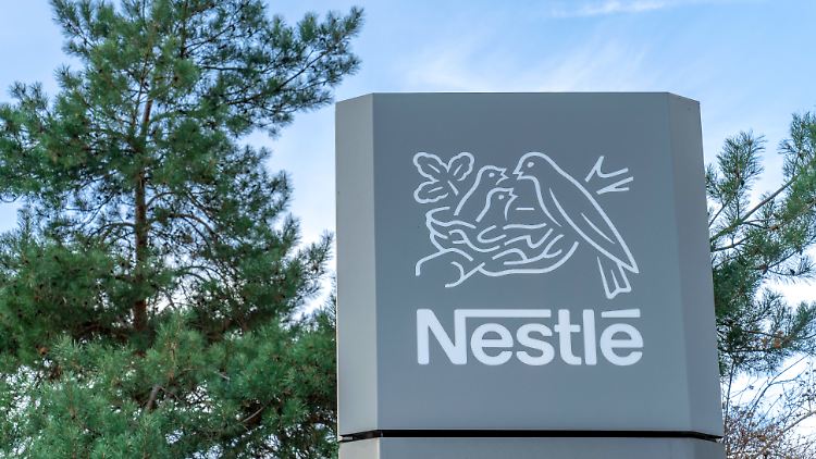 Zerstörung des Regenwaldes, Ausbeutung weltweiter Wasserressourcen, Tierversuche - die Liste der Vorwürfe gegen Nestlé ist lang.