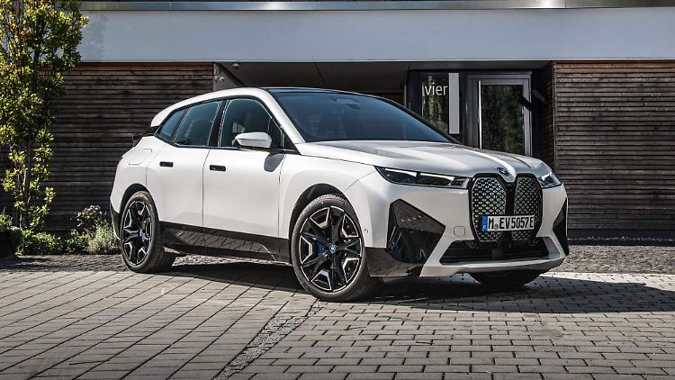 Der BMW iX zählt zu den besten E-Autos, hat aber auch seinen Preis