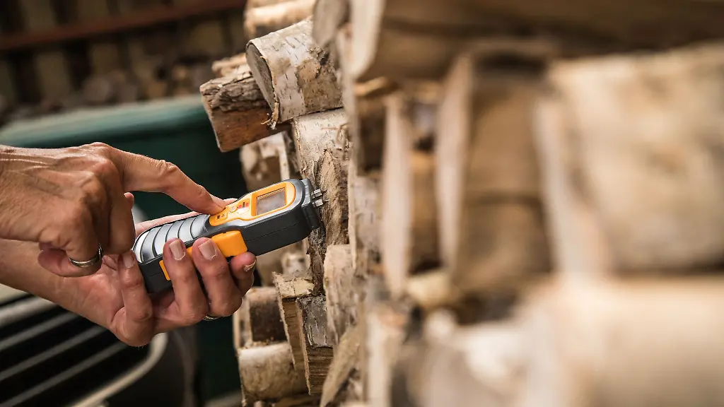 Ist-das-Brennholz-trocken-genug-Das-laesst-sich-mit-Feuchtigkeitsmessgeraeten-feststellen