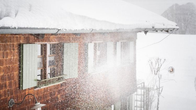 Auch dort, wo nicht regelmäßig viel Schnee fällt, kann sich in manchen Jahren durch einen Schneesturm eine dicke Schneeschicht auf einem Dach auftürmen.