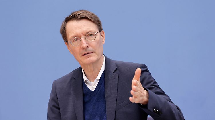 Immerhin zeigten Antigentests, ob jemand gerade ansteckend sei, erklärt Lauterbach.