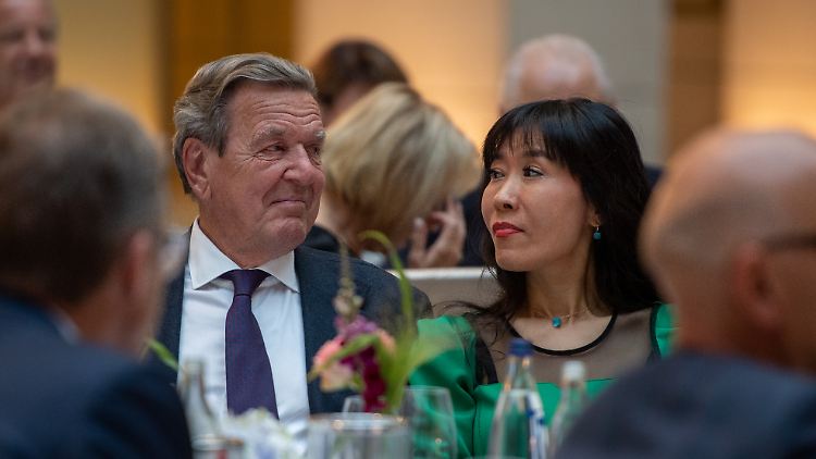 Hat Einfluss auf ihren Mann - denkt aber wie er: Die Schröders bei der Verleihung des Deutschen Elite-Mittelstandspreises 2021.
