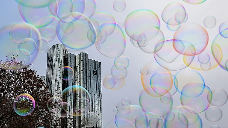 Ja, das Ergebnis aus dem vergangenen Jahr ist beachtlich: Mit 2,5 Milliarden Euro hat die Deutsche Bank das Ergebnis im Vergleich zum Vorjahr mehr als vervierfacht.