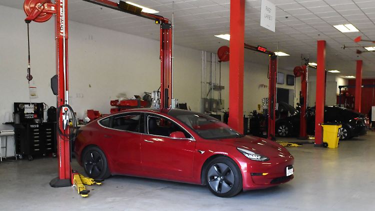 Ob dieser Tesla in einer Werkstatt in Illinois Probleme mit den Querlenkern oder den Achsen hat, kann nicht gesagt werden.