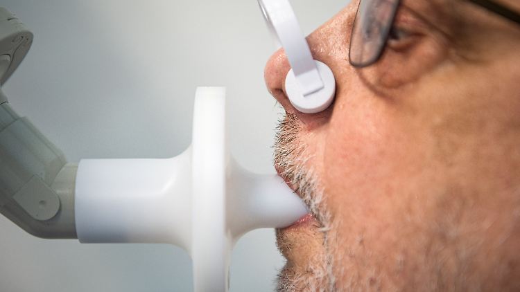 Ein Long-Covid-Patient beim Test seiner Lungenfunktion.
