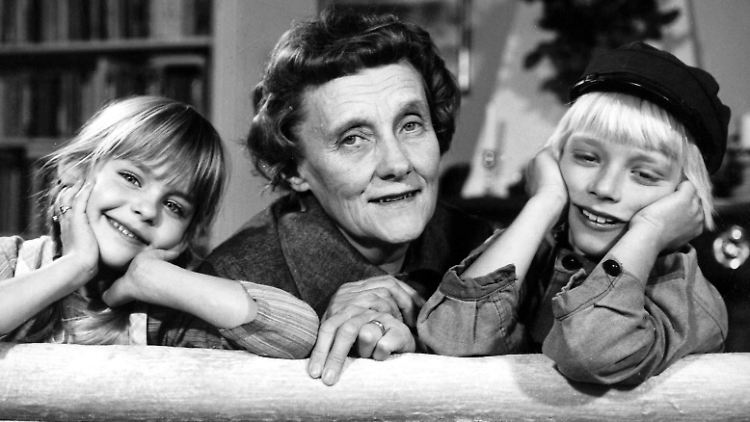 Auch die Verfilmungen ihrer Geschichten sind Kult. Hier sieht man Astrid Lindgren mit Michel (Jan Ohlsson) und Ida (Lena Wisborg) aus Lönneberga.