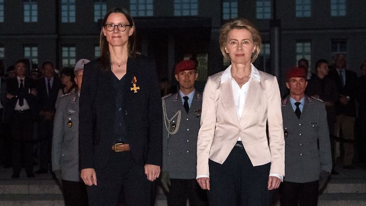 Katrin Suder wird von Ursula von der Leyen im Bundesverteidigungsministerium am Bendlerblock mit einer feierlichen Serenade verabschiedet.