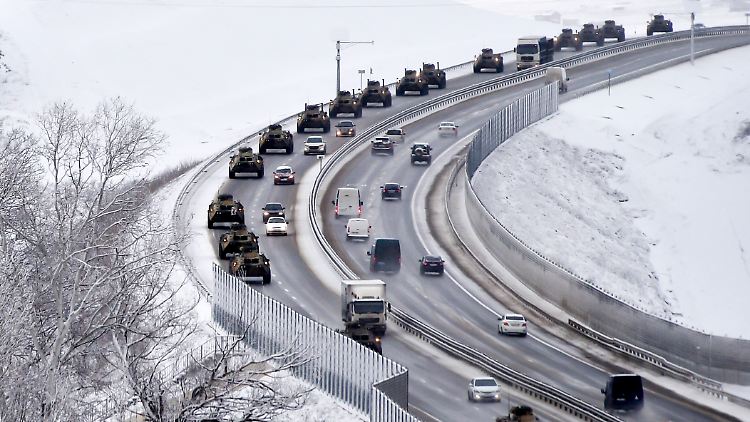 Ein Konvoi russischer gepanzerter Fahrzeuge bewegt sich auf einer Autobahn auf der Krim.