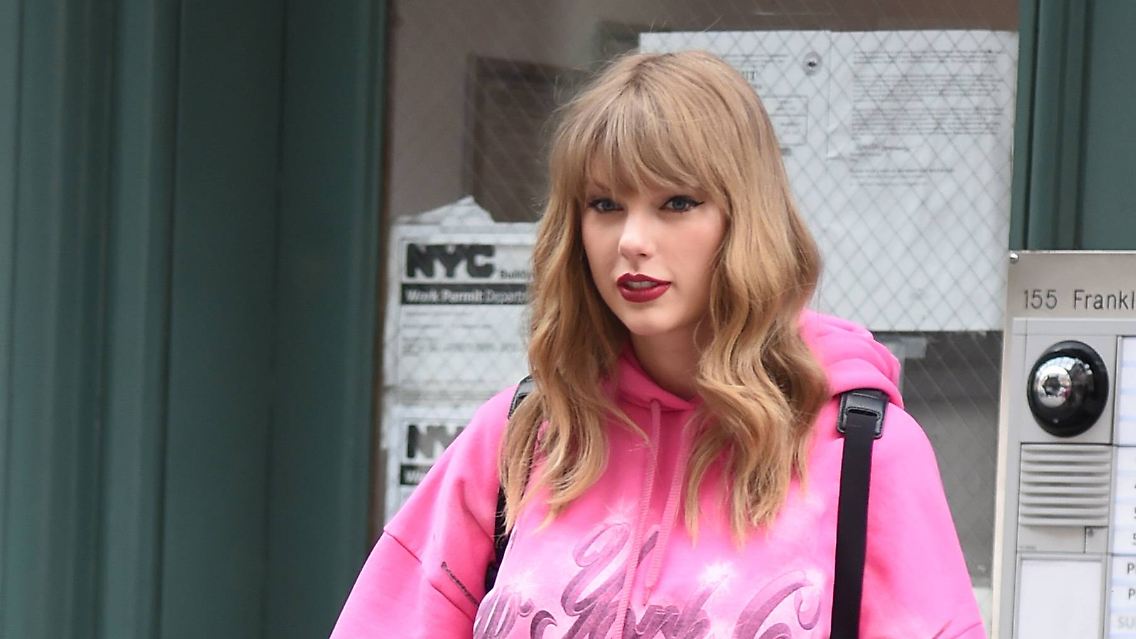 Dieses Bild zeigt den Eingangsbereich des Wohnhauses von Taylor Swift in New York City. Das Bild in dem Tweet darunter zeigt die ebenfalls sichtbare Wechselsprechanlage, die der Mann versuchte, herauszureißen.