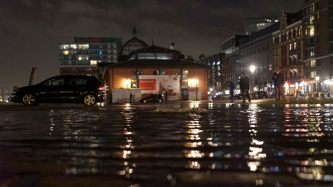 In Hamburg-Altona stehen viele Straßen bereits unter Wasser.