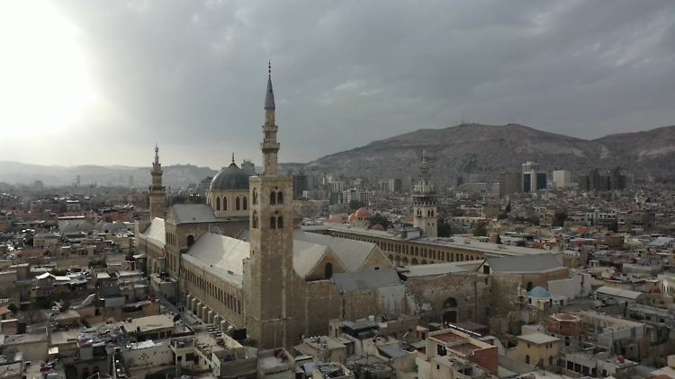 Fern des syrischen Staatsgebietes sprechen Syrer ohne Mandat in Berlin über die Zukunft ihrer Heimat.